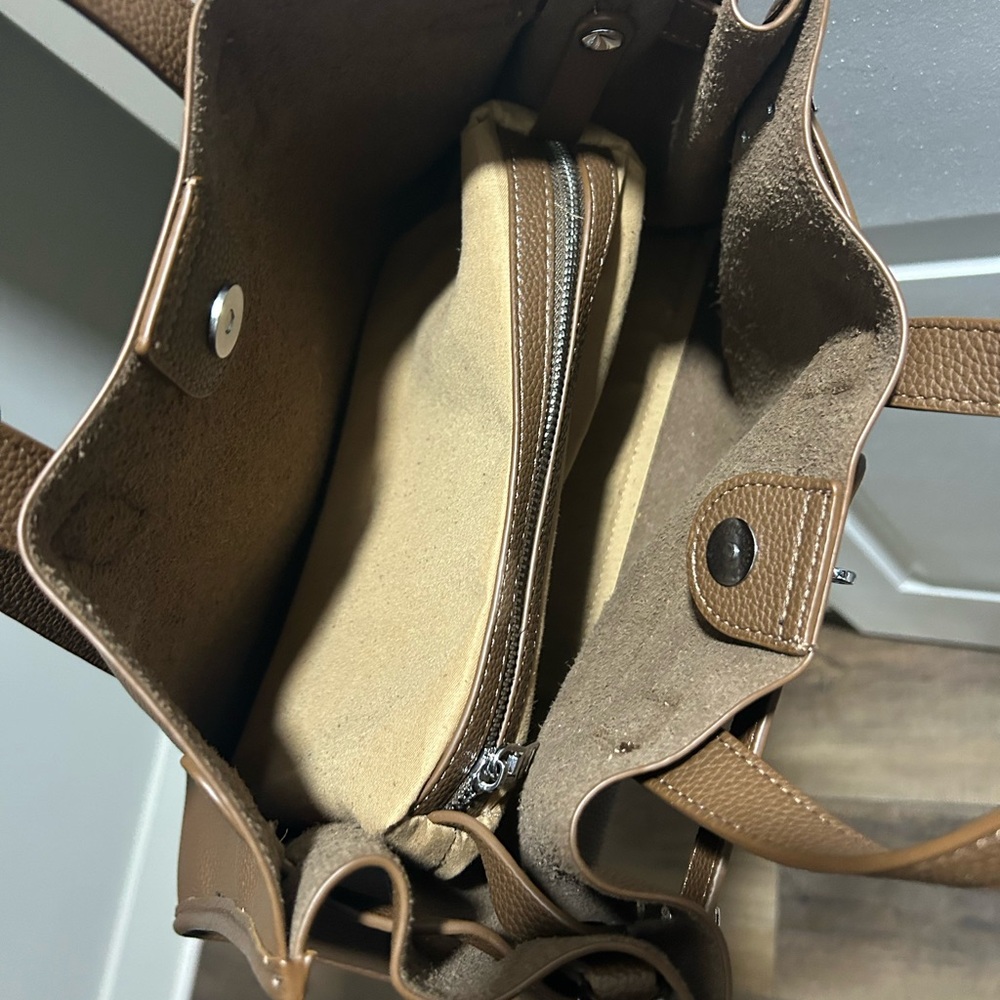 Elegant Brown Leather Handbag - Picture 10 of 10
